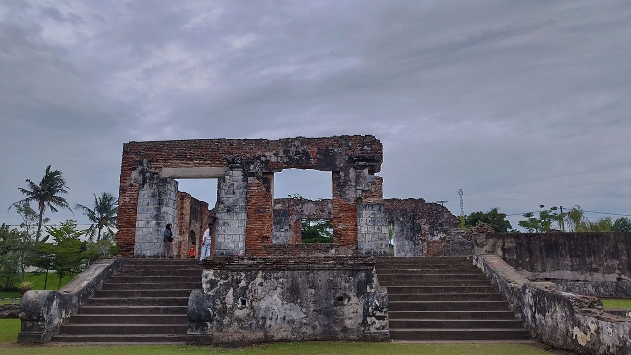 The Great Footprint Of The Kaibon Palace