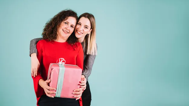 joven-mujer-abrazando-madre-regalo_23-2147788195.jpg
