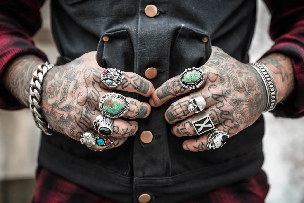 hands-1031131.jpg