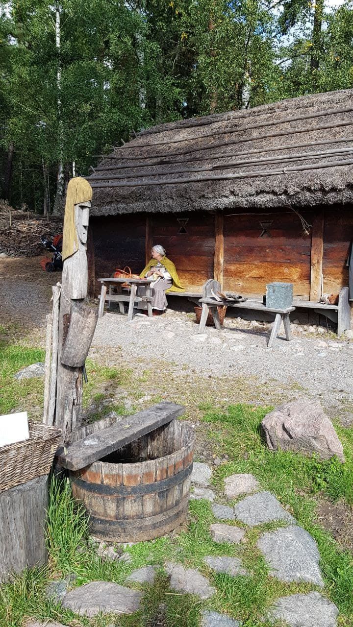 It was nice to meet this Viking woman 😀 who is working in this garden.