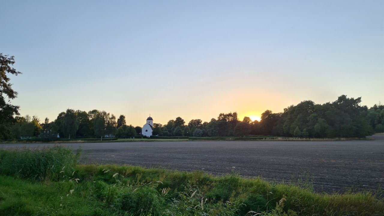 We took a walk after we ate the pizza.