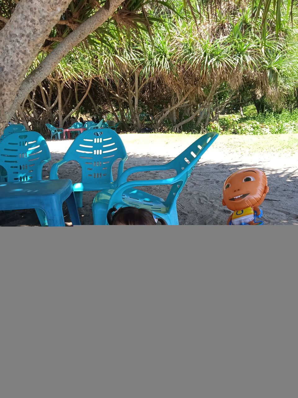 Kesenangan anak saat bermain pasir di pantai