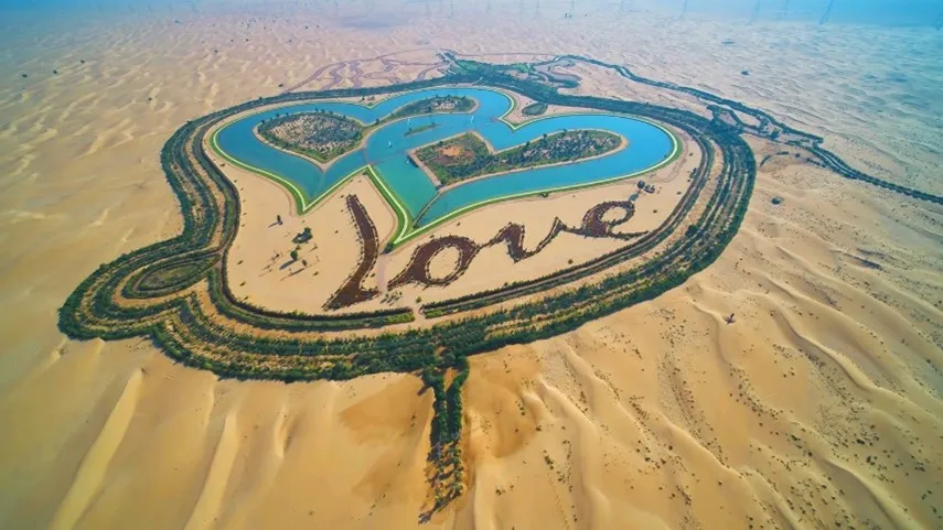Love-Lake-A-Romantic-Desert-Escape-in-Dubai