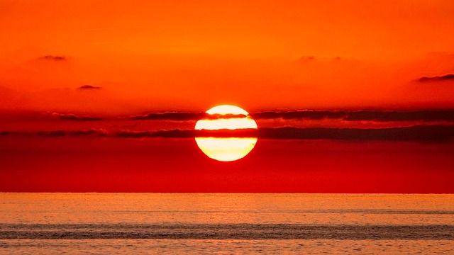 gonzavespa150-sunset-8331285_640.jpg