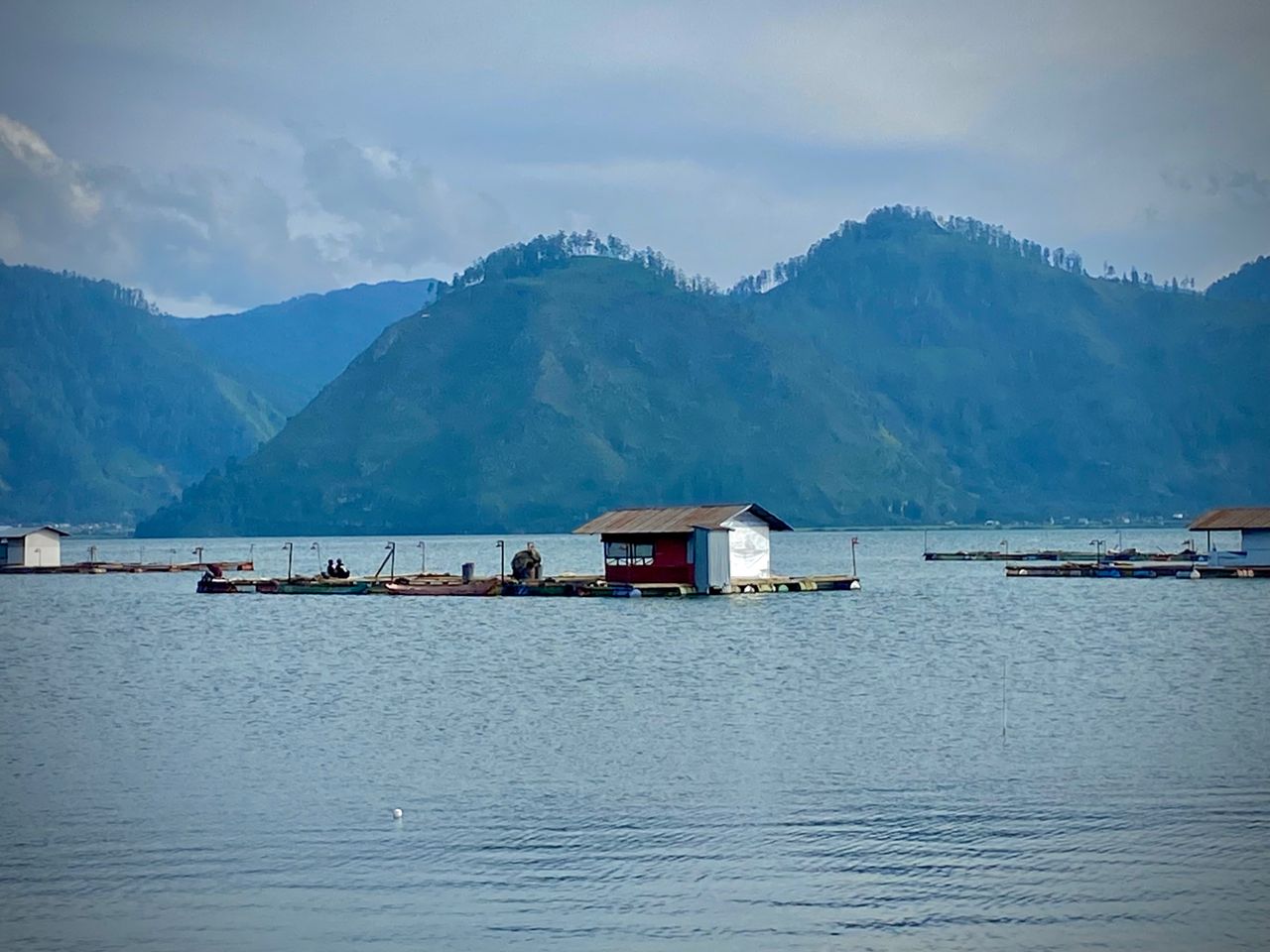 GEMS Travel - Fish Cage Pier and Homestay Spots Around the Lake