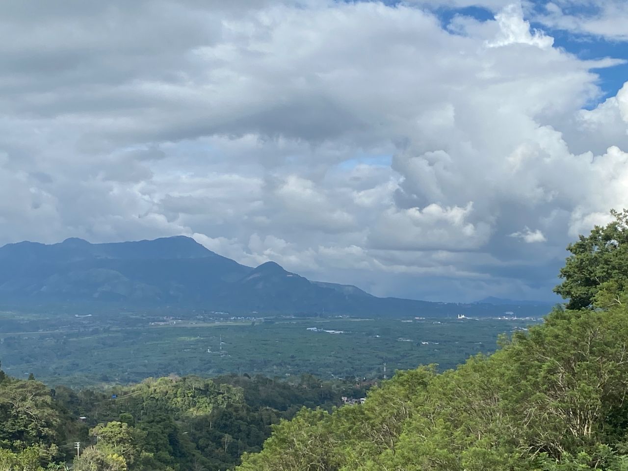 Photo of the peaks of Mount Burtemun and Mount Burni Telong covered in clouds