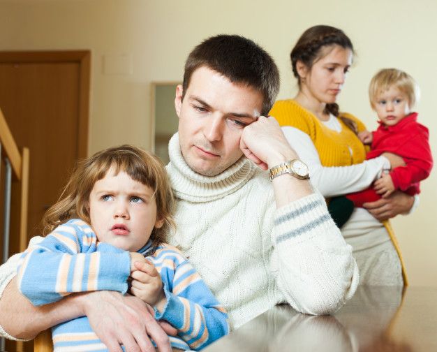 familia-cuatro-despues-pelea-casa_1398-3477.jpg