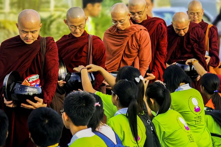 sangha-1728985__480.jpg