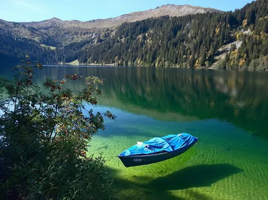agua-clara-12-blue-lake.png
