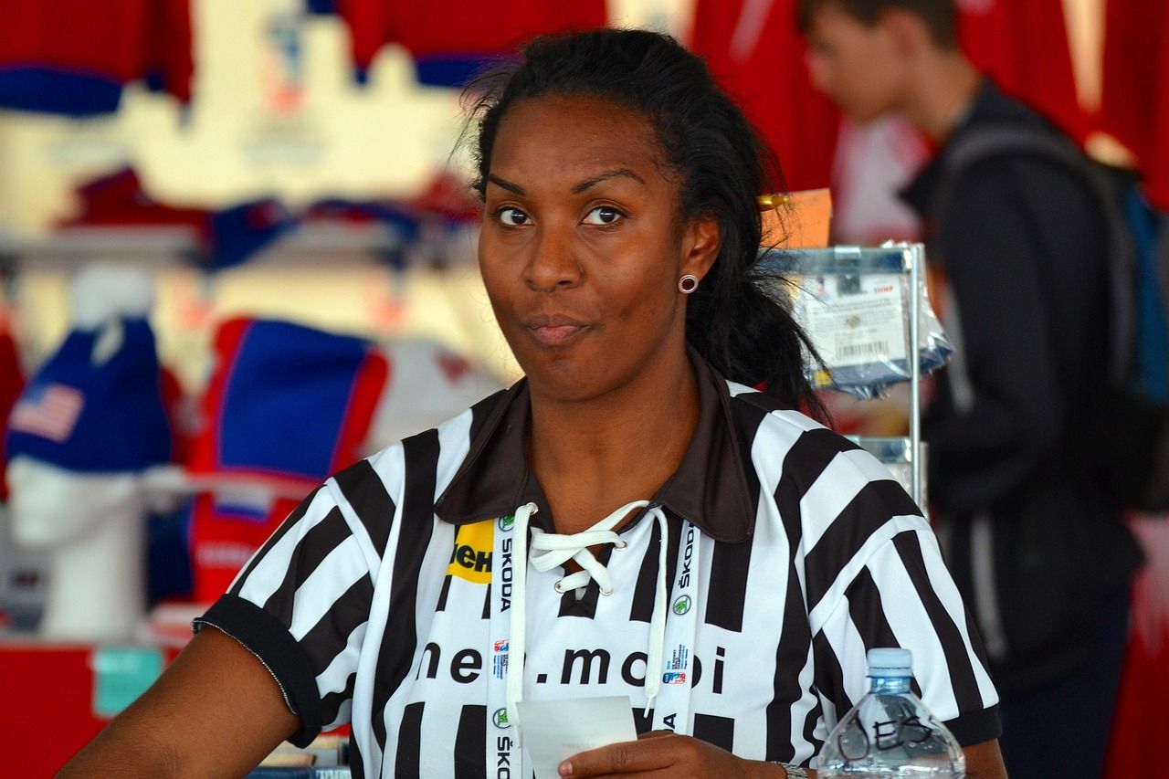 https://cdn.pixabay.com/photo/2018/04/05/17/41/referee-3293573_1280.jpg