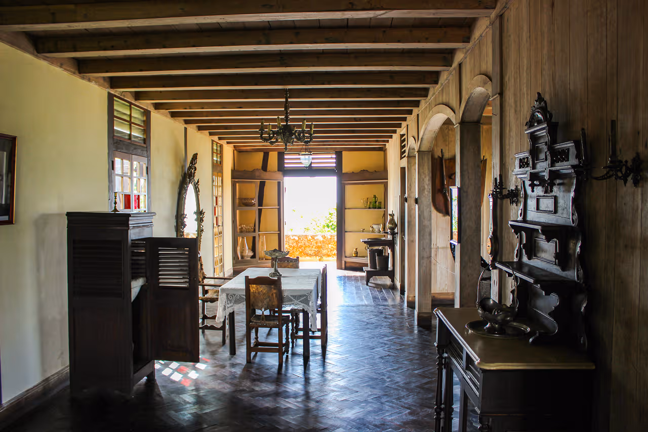 Interior de la casa principal del Cafetal donde se puede observar el parquet y muebles originales.