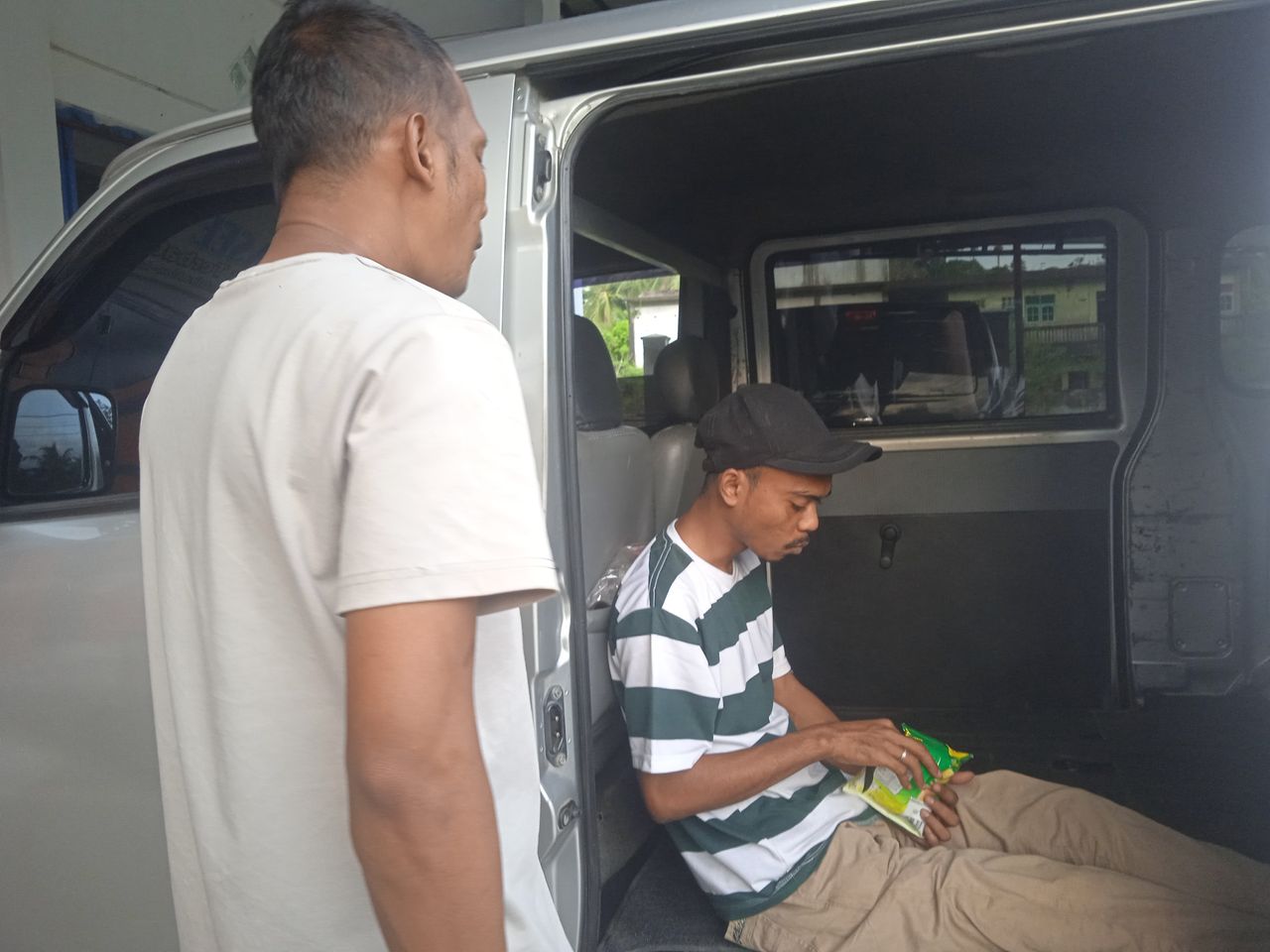 “Istirahat Singkat di Pintu Mobil”