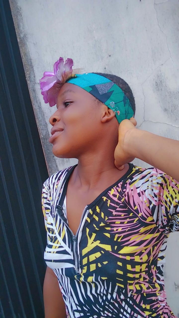 I made an hairband for myself using a piece of old fabric