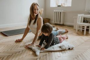 Mamá haciendo ejercicio con su hija