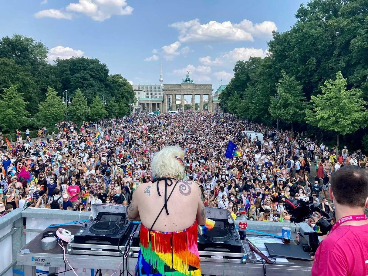 65.000 Leute bei Parade – größte Demo in der Coronakrise